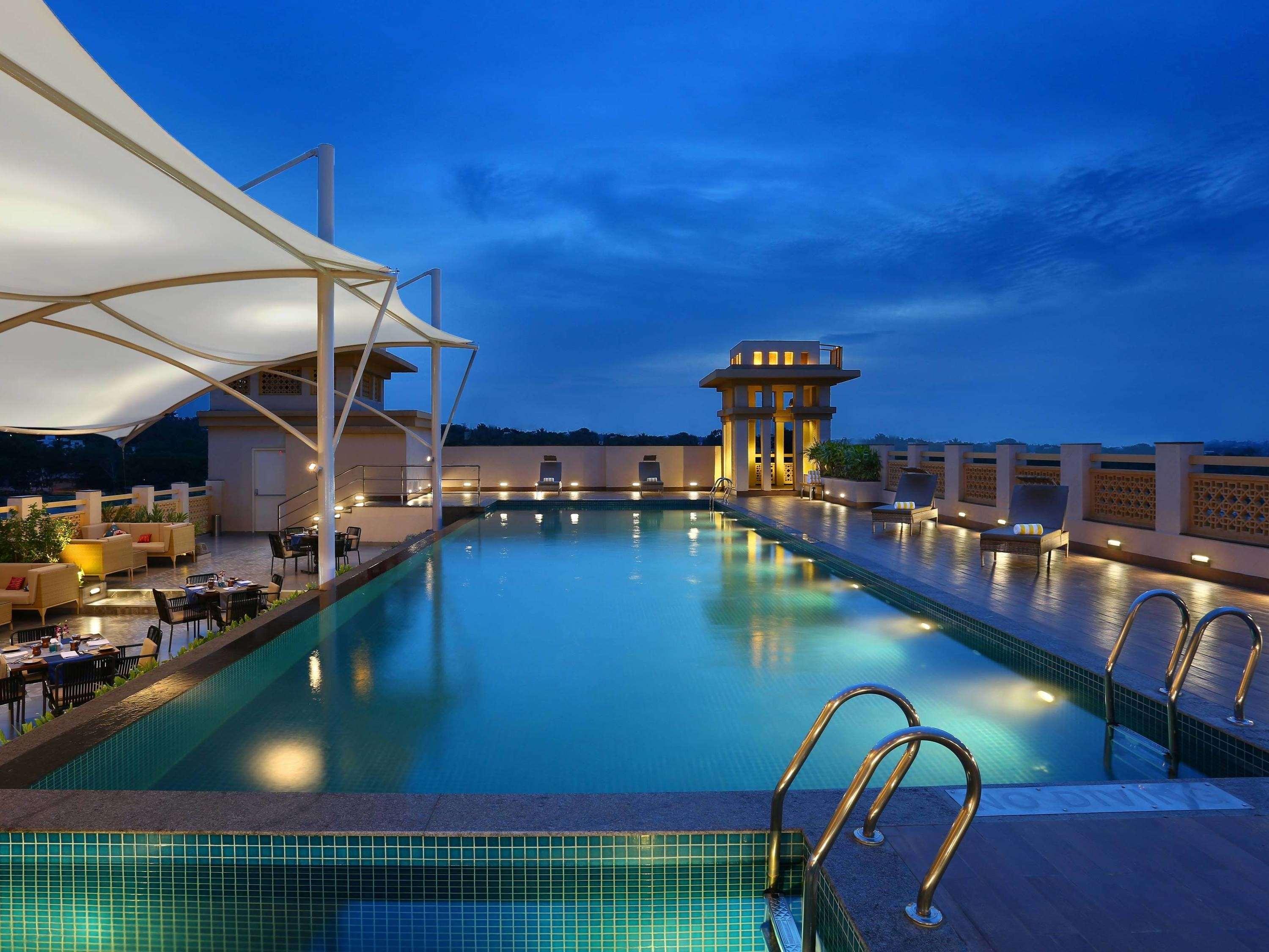 迈索尔美爵大酒店 -雅高酒店集团品牌 外观 照片 The swimming pool at the hotel
